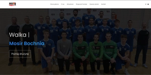 Podstrona MOSiR Bochnia - sekcja powitalna z drużyną piłki ręcznej II ligi i przyciskiem 'Poznaj drużynę'.
